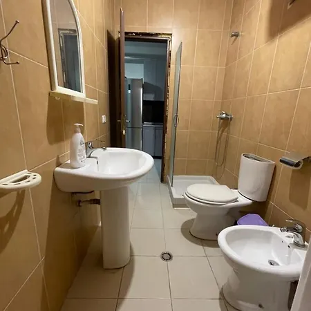 Appartamento Lovely With Frre Parking And A View ,ish Fusha Aviacionit Tirana Yzberishti